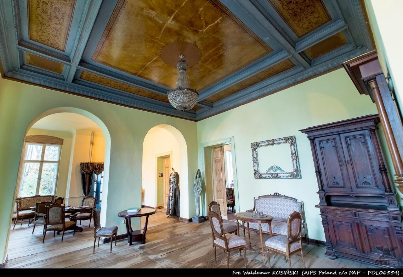 Palac Paprotno Karnice エクステリア 写真