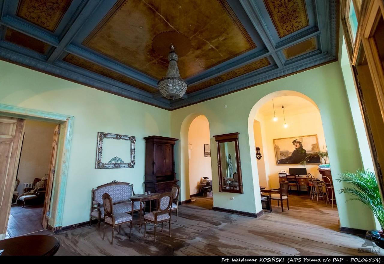 Palac Paprotno Karnice エクステリア 写真