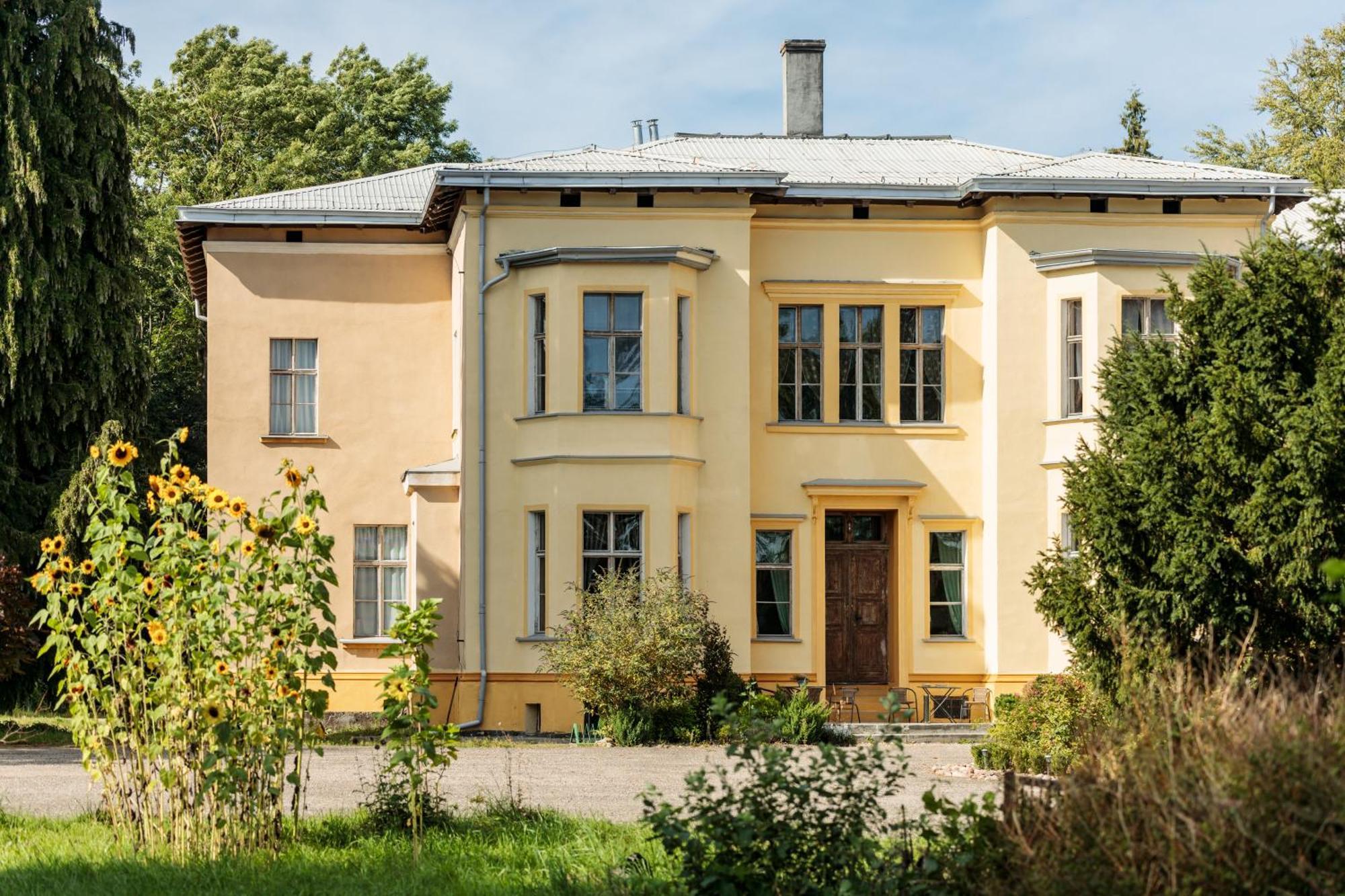 Palac Paprotno Karnice エクステリア 写真