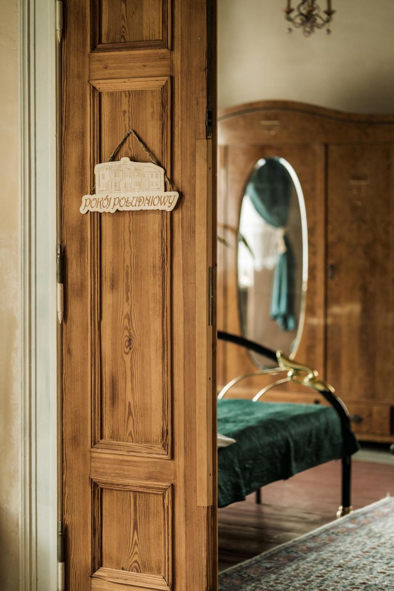 Palac Paprotno Karnice エクステリア 写真