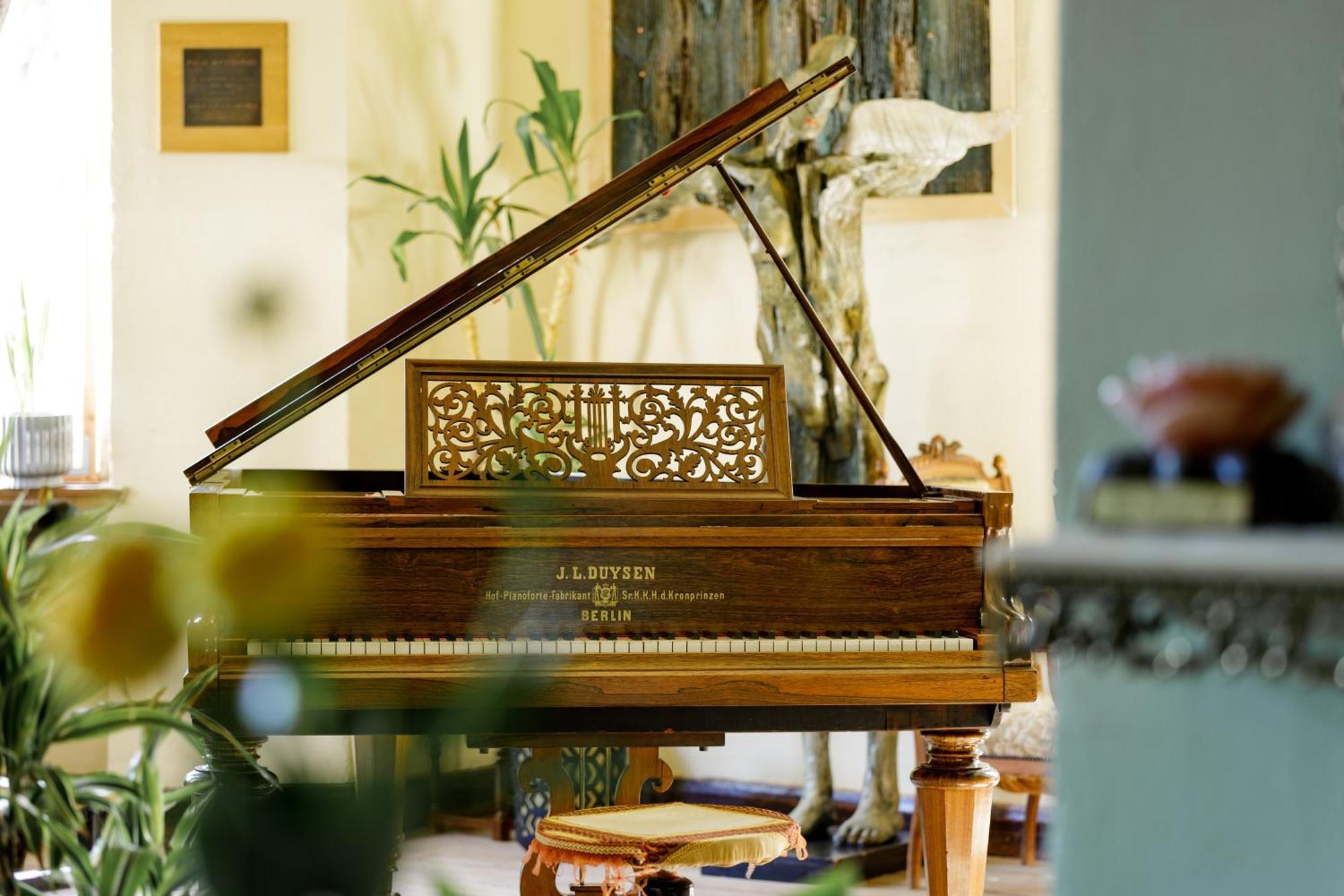Palac Paprotno Karnice エクステリア 写真