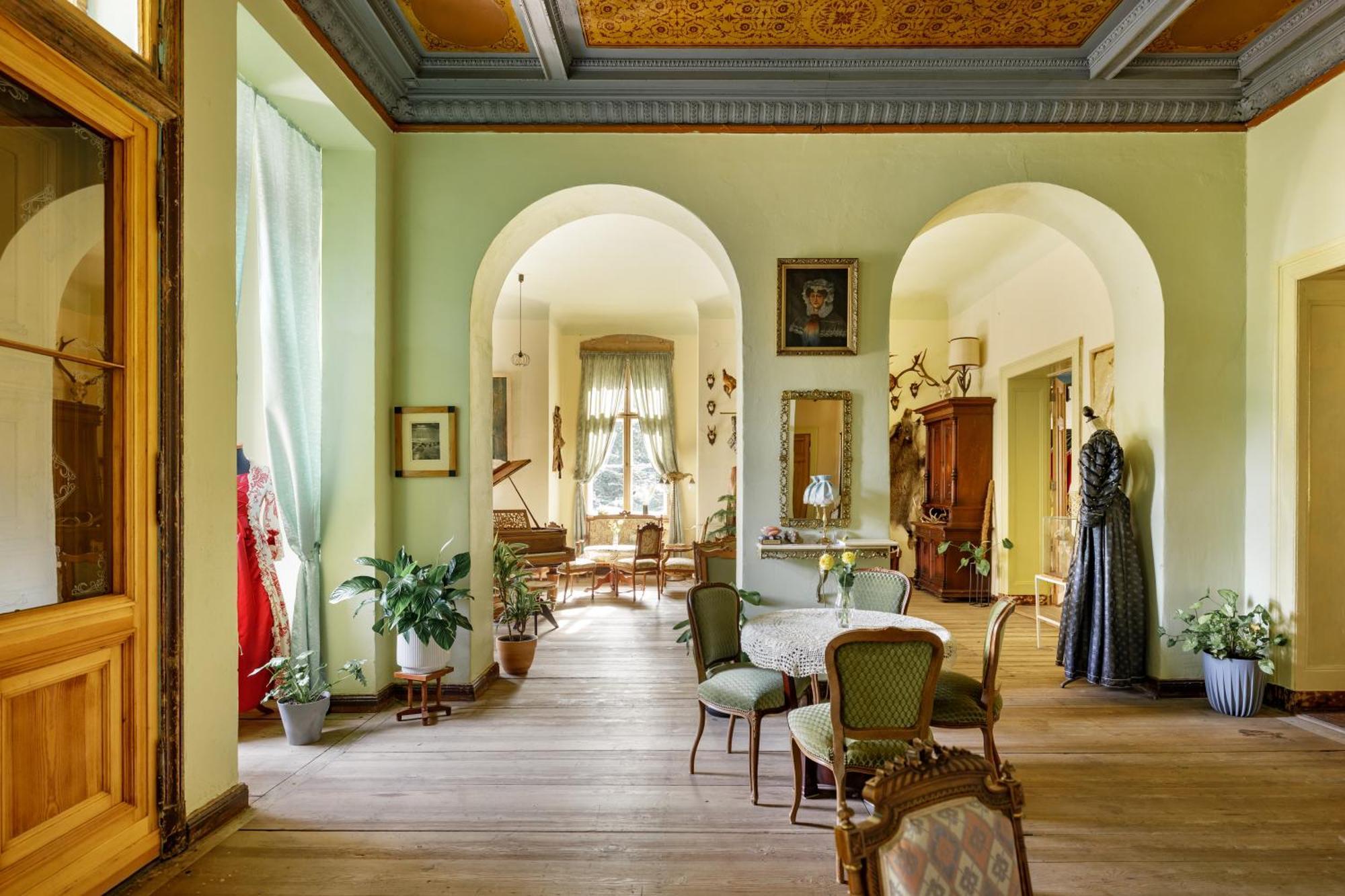 Palac Paprotno Karnice エクステリア 写真